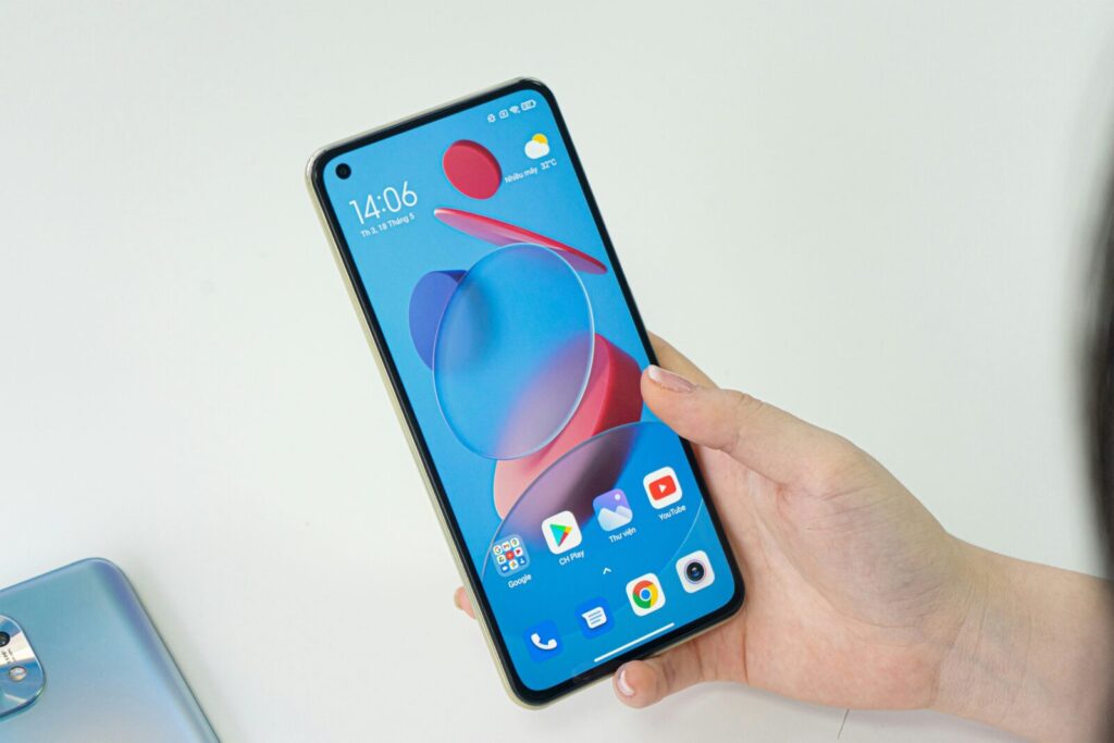 持たれているホーム画面が表示されたスマホ