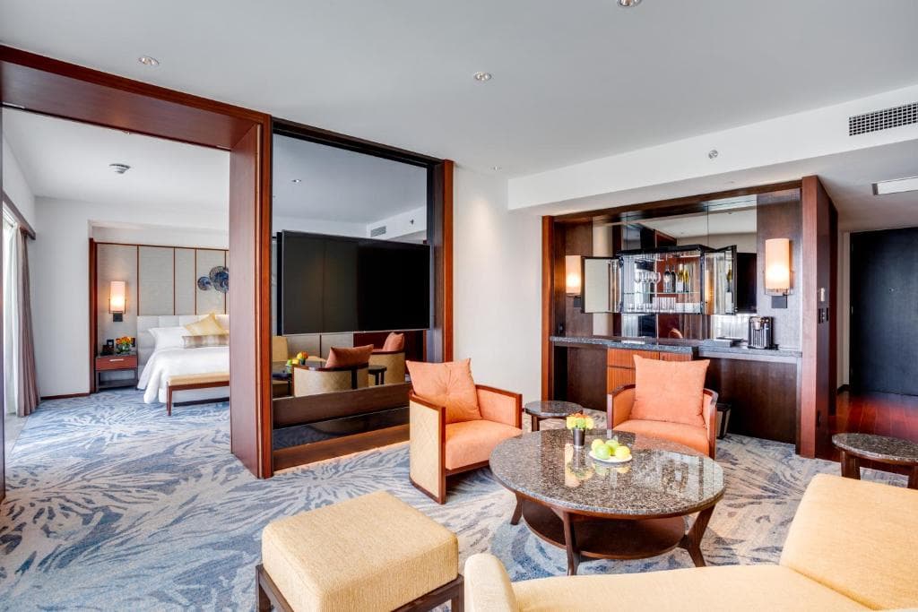 ザ ツバキタワーのカメリアスイート
キングサイズベッドと仕切られたリビングスペース